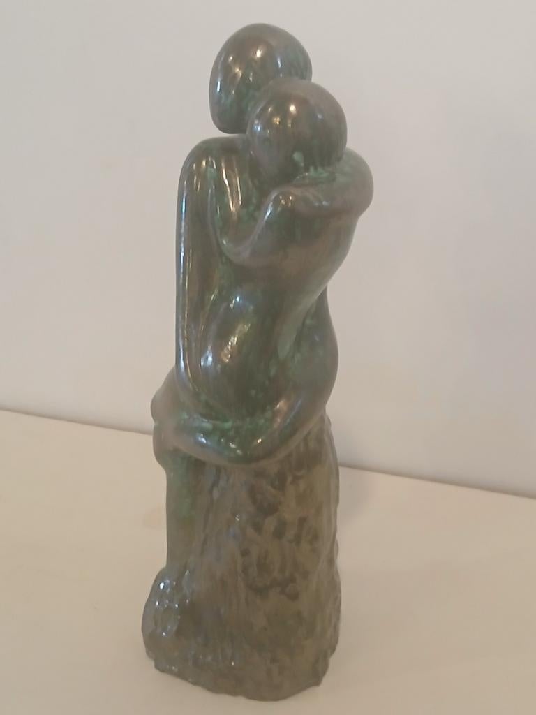 2 Bronzen beelden van omhelzend paar - Liefde en verbinding, Groep mensen, Ophalen of Verzenden, 20 - 50 cm, Beeld