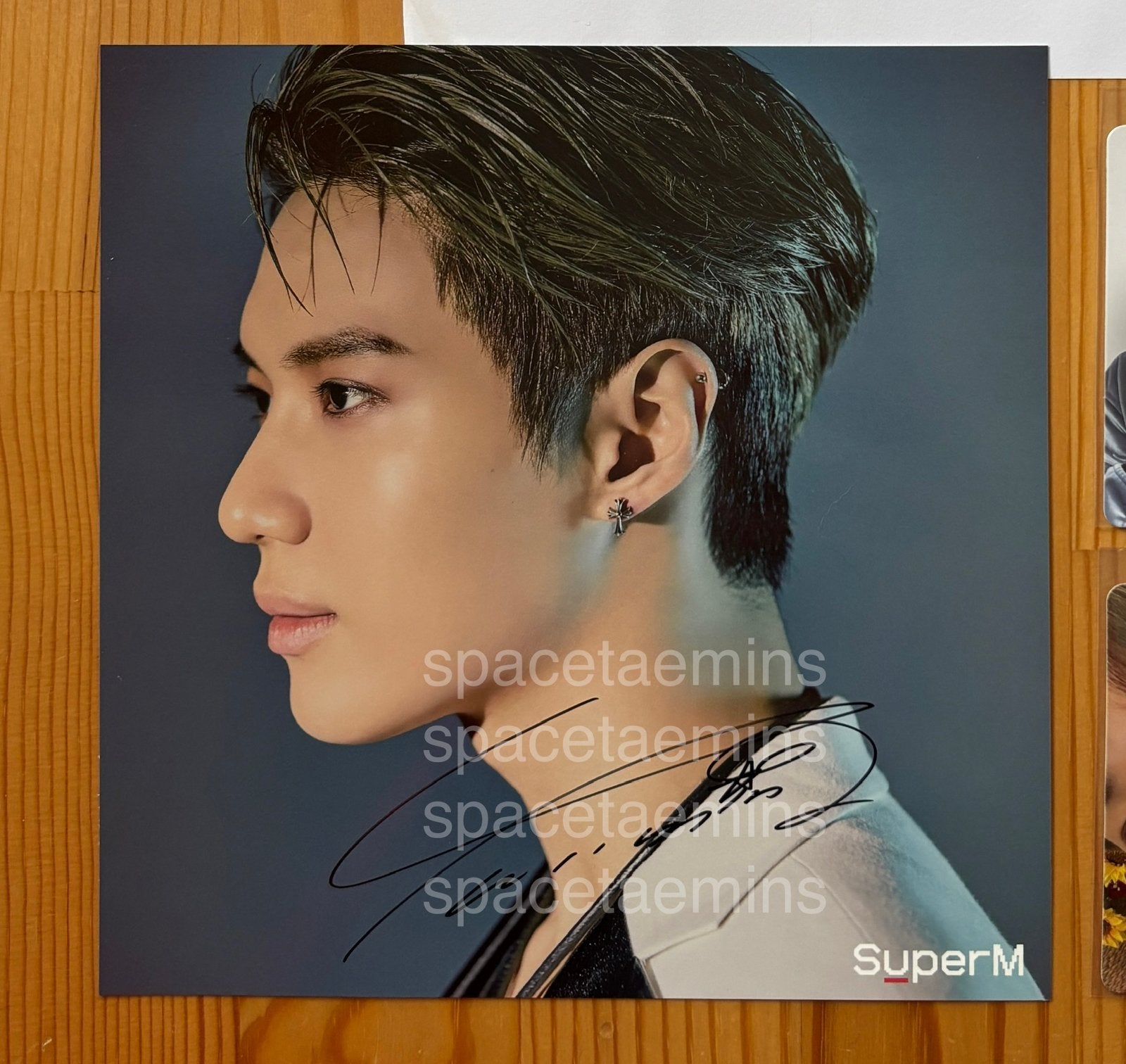 Shinee taemin superm signed poster, Verzamelen, Verzenden, Poster, Artwork of Schilderij, Gesigneerd