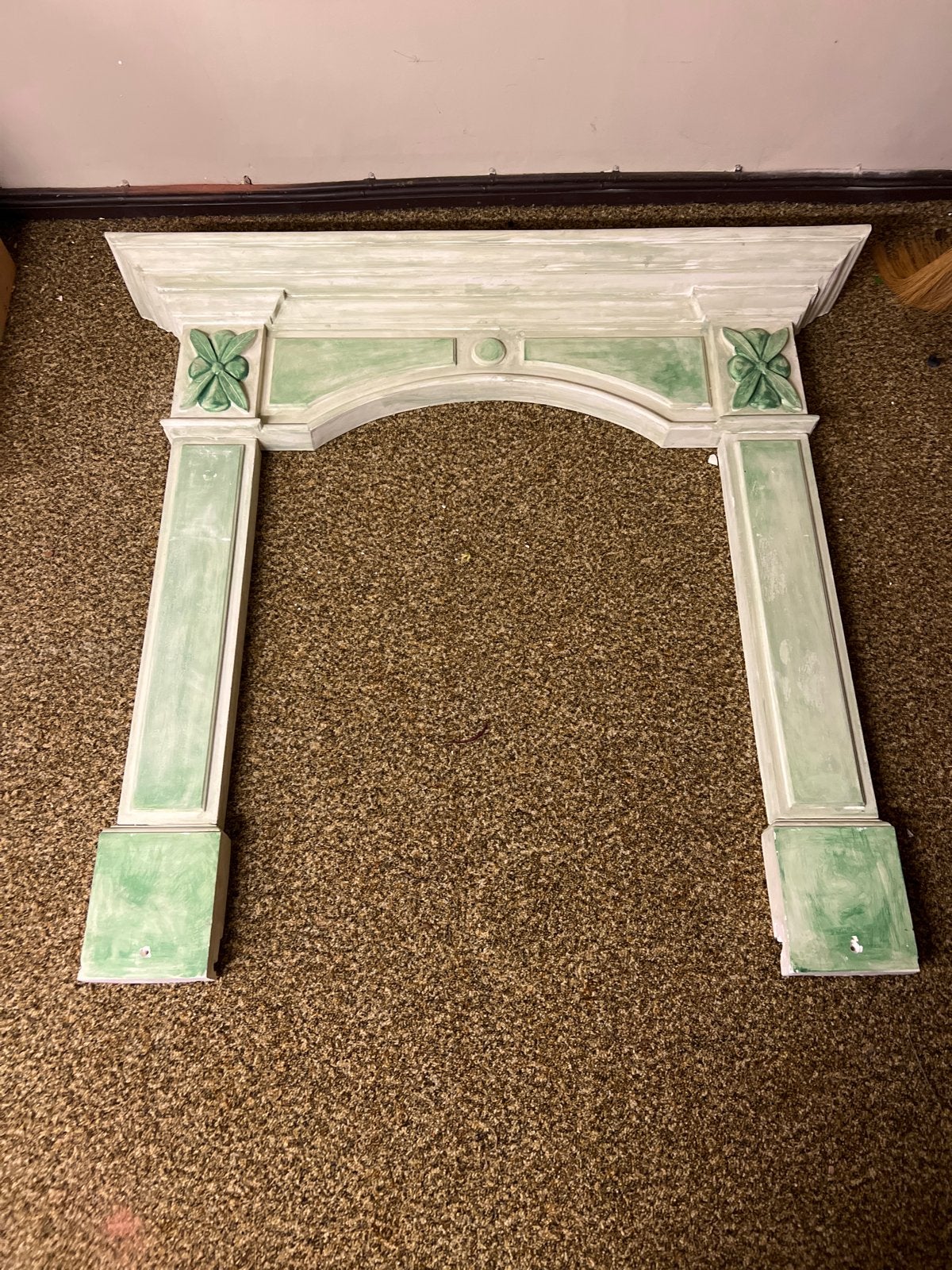 Decoratieve gipsen schouw ornament in groen en wit, Ophalen