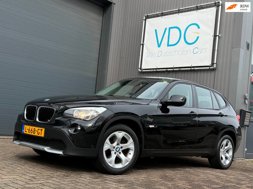 BMW X1 SDrive18i | 150 PK | Trekhaak | PDC | Stoelverwarming, Auto's, BMW, X1, Euro 5, Zwart, 4 cilinders