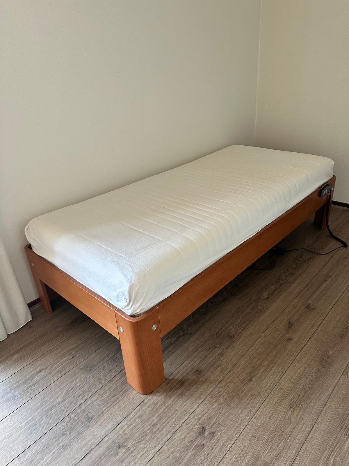 Twee Auping Auronde 1500 bedden met verstelbare spiralen, Ophalen, Verstelbaar, 90 cm, Eenpersoons