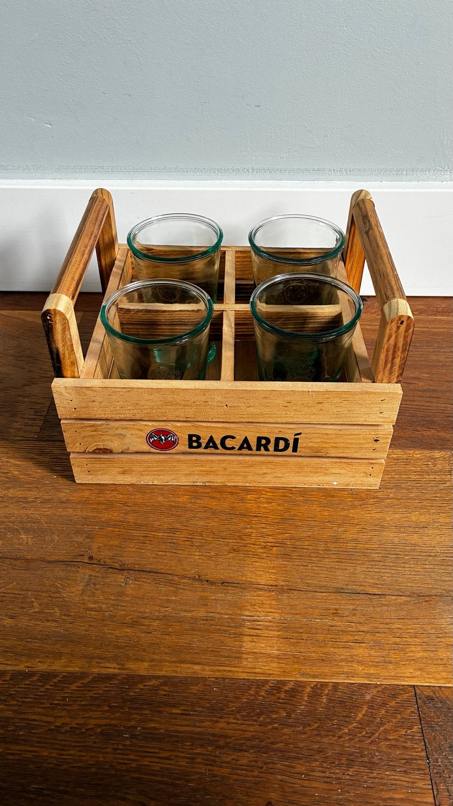 Houten Bacardi kratje met 4 Bacardi glazen, Verzamelen, Ophalen of Verzenden, Gebruikt, Gebruiksvoorwerp