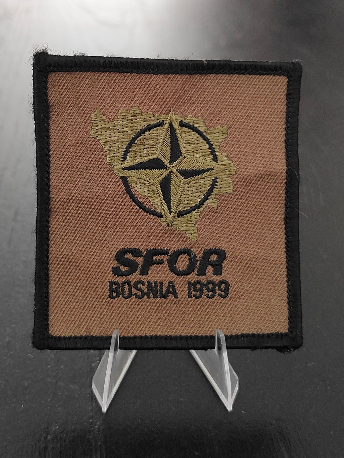 SFOR Bosnië 1999 Embleem - Originele Militaire Patch, Verzamelen, Ophalen of Verzenden, Luchtmacht, Nederland, Embleem of Badge