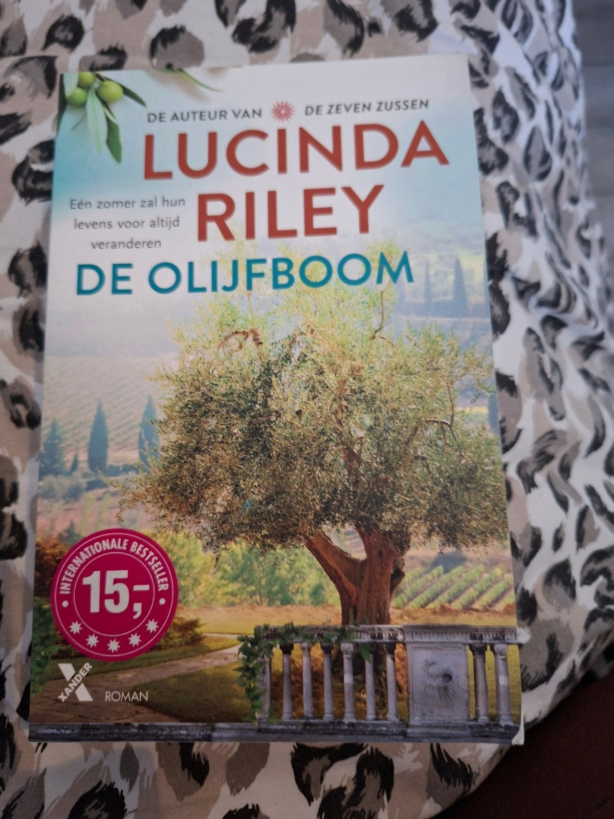 Lucinda Riley - De olijfboom, Ophalen of Verzenden, Zo goed als nieuw, Lucinda Riley