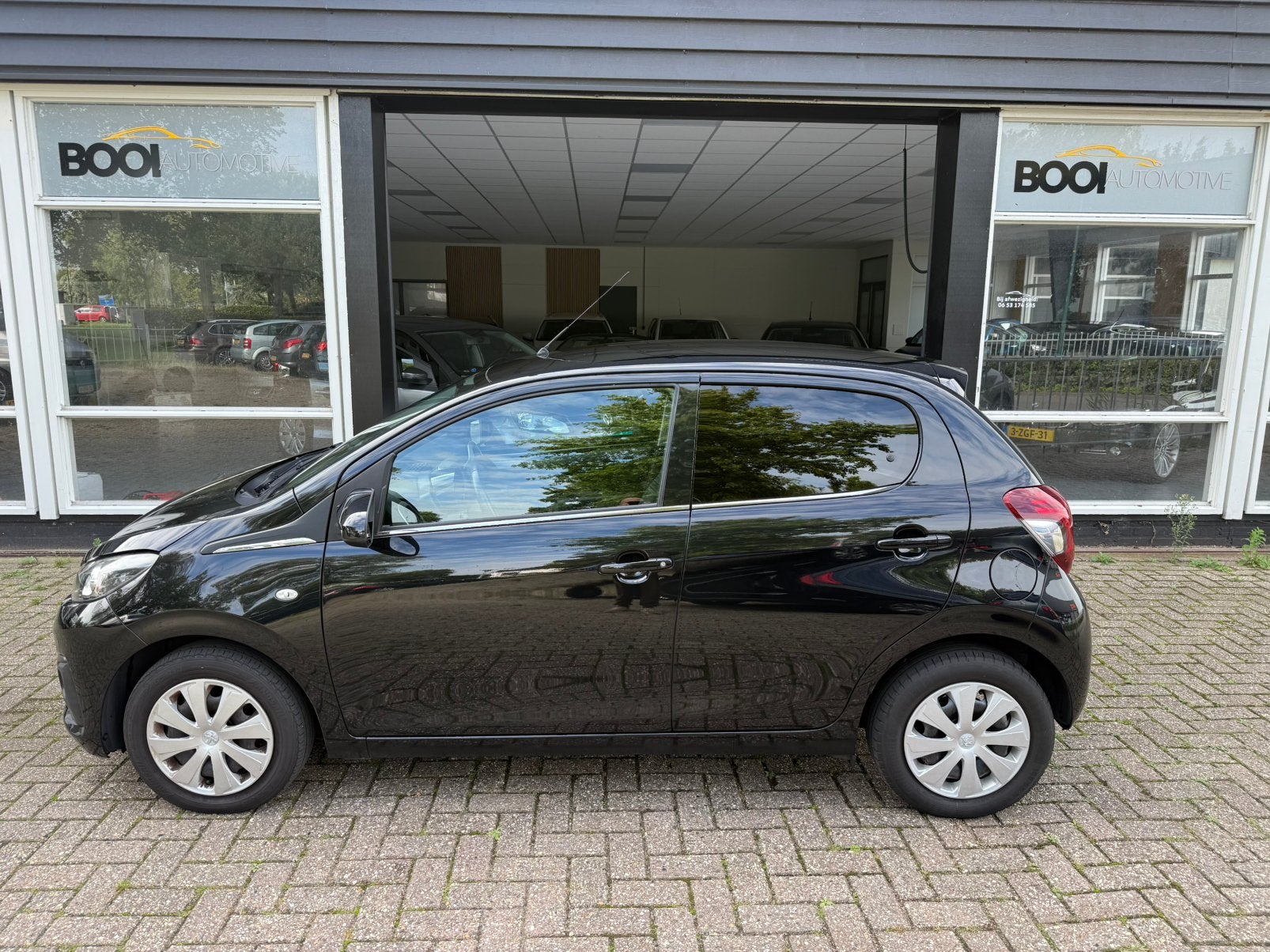 Peugeot 108 1.0 12V E-vti 51KW 5DR Dak restyle deukjes Airco, Voorwielaandrijving, Stof, 4 stoelen, Zwart