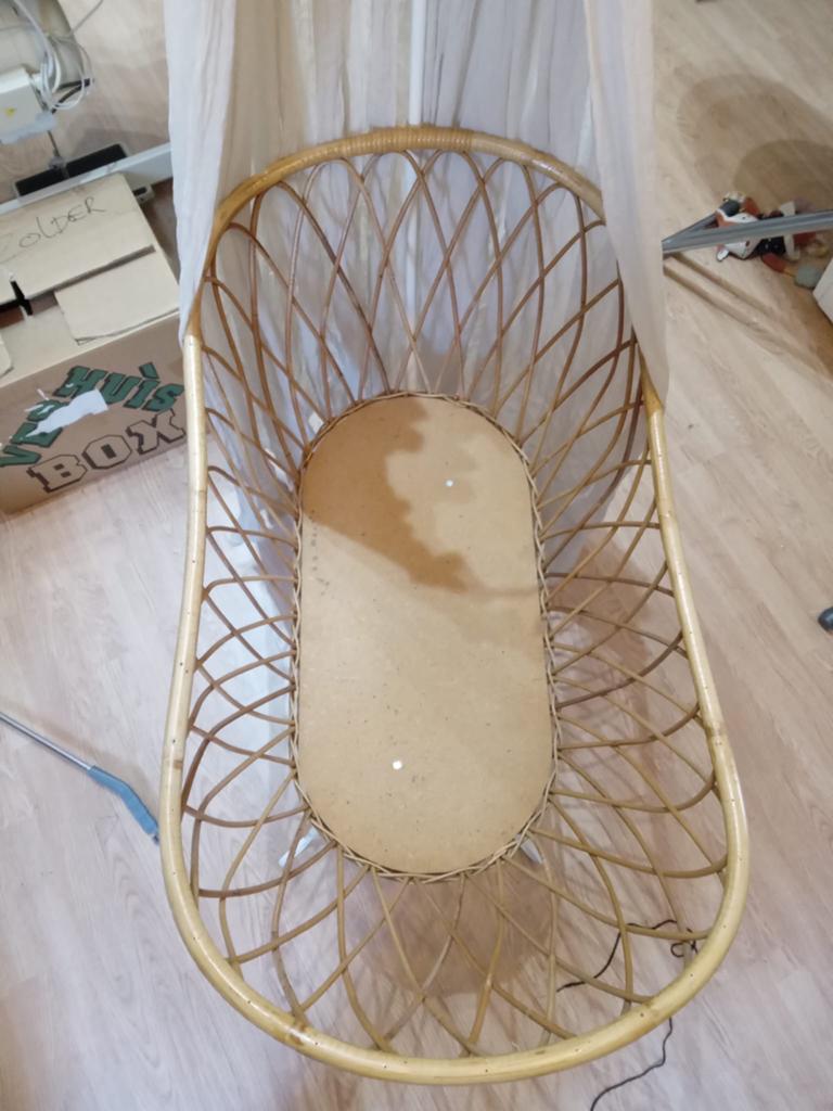 Rotan wiegje met hemeltje en matrasje, Ophalen, Zo goed als nieuw, Wieg