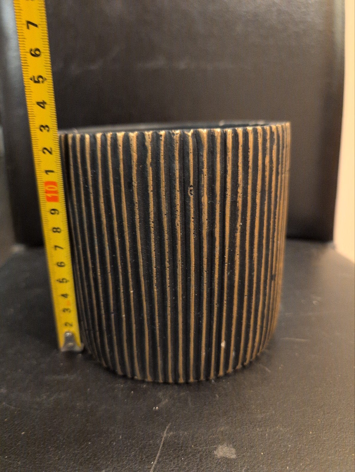 Stijlvolle zwarte bloempot met gouden accenten, Overige materialen, Gebruikt, Rond, Binnen