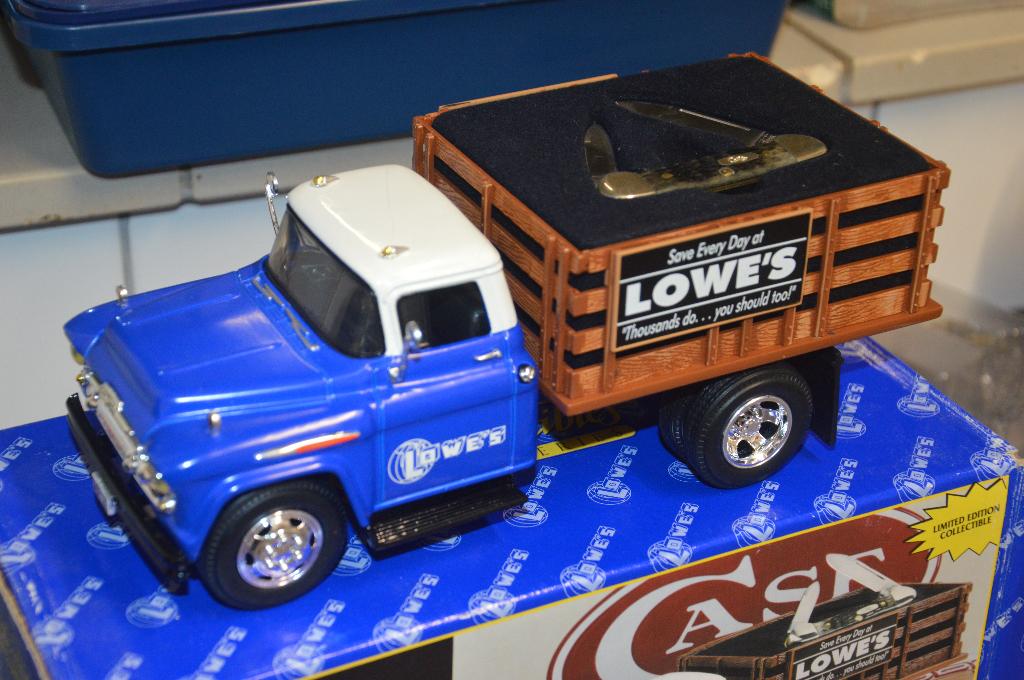 1957 Chevy Stake Truck met Lowe's mes, Hobby en Vrije tijd, Modelauto's | 1:24, Ophalen of Verzenden, Zo goed als nieuw, Bus of Vrachtwagen