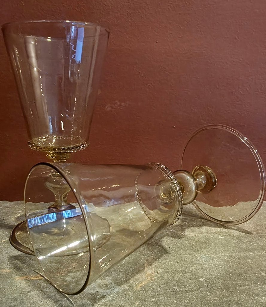 Twee ‘oude’ wijnglazen in Venetiaanse stijl, Antiek en Kunst, Antiek | Glas en Kristal, Ophalen