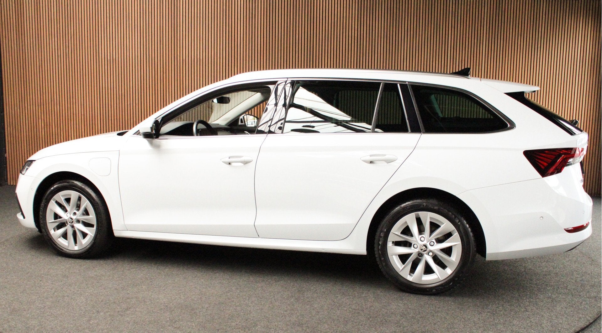 Skoda Octavia Combi 1.4 TSI iV PHEV HUD Leder Memory Camera, Auto's, Dealer onderhouden, Gebruikt, Zwart, Wit