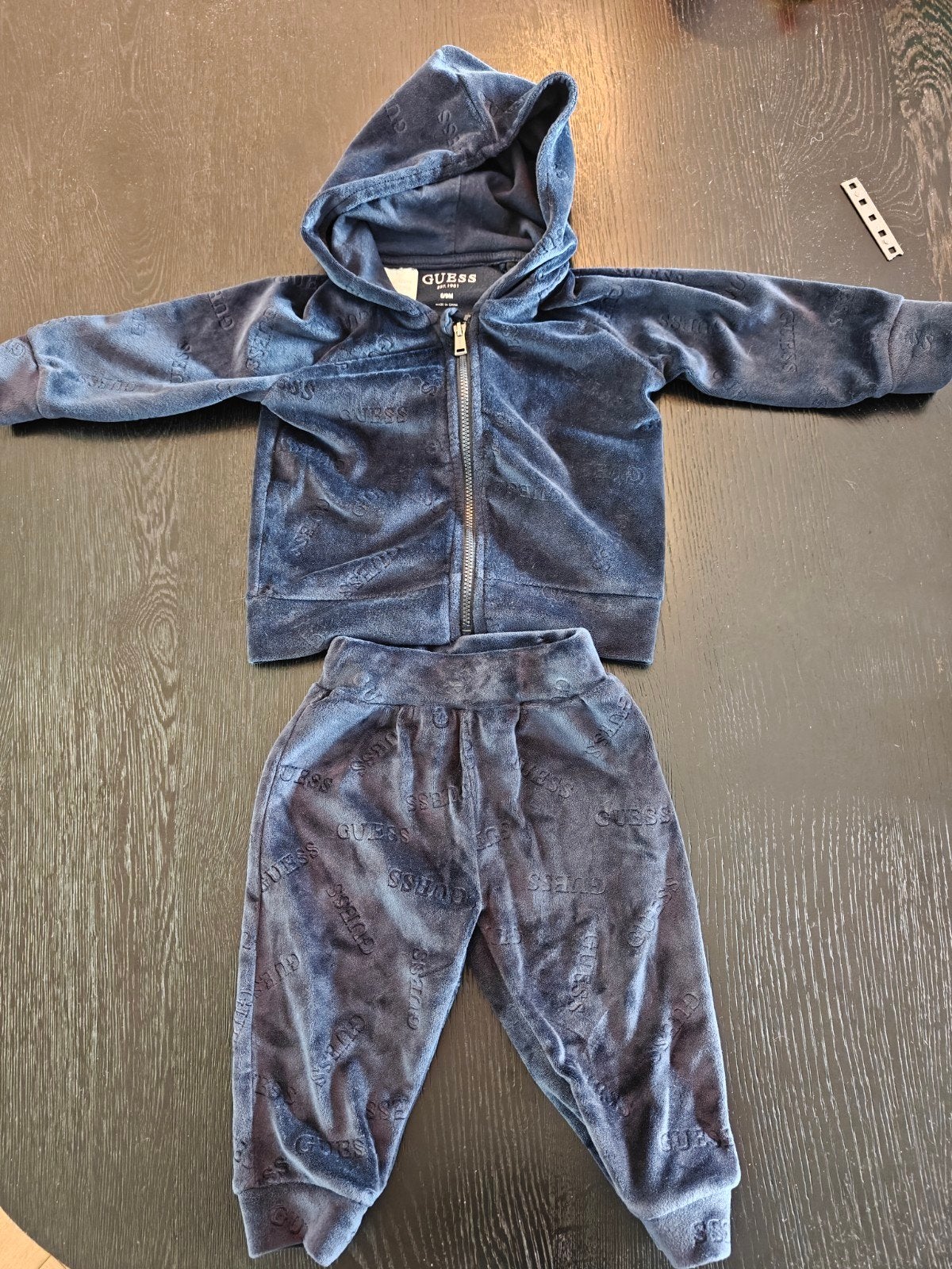 Guess Baby Trainingspak - Blauw - Maat 6/9M, Ophalen of Verzenden, Zo goed als nieuw, Guess, Jongetje of Meisje