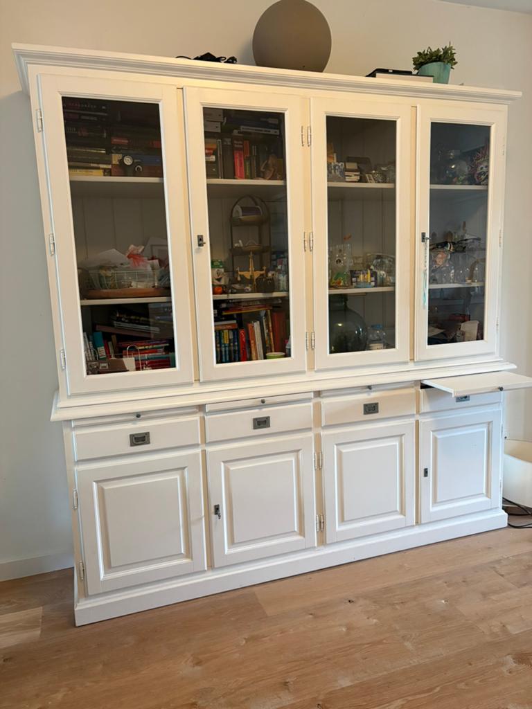 Witte vitrinekast 220 cm / buffetkast / servieskast richmond, Huis en Inrichting, Kasten | Dressoirs, Ophalen, Zo goed als nieuw