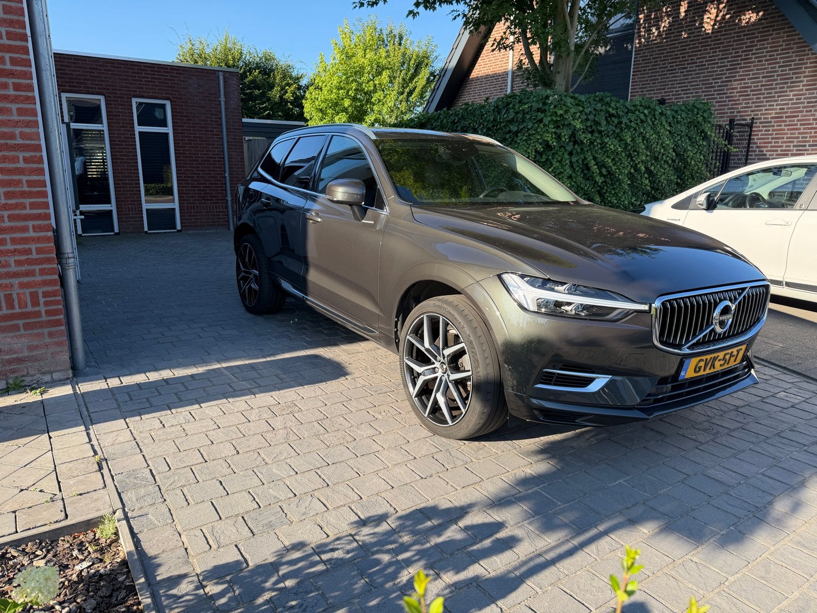 Volvo XC60 T8 Twin Engine 390pk Geartronic AWD 2020 Grijs, Auto's, Automaat, Zwart, 2069 kg, 1969 cc