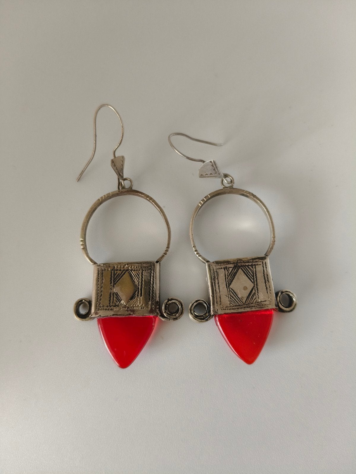 Handgemaakte Tuareg Oorbellen met Rode Glazen Hangers, Sieraden, Tassen en Uiterlijk, Oorbellen, Ophalen of Verzenden, Nieuw, Rood