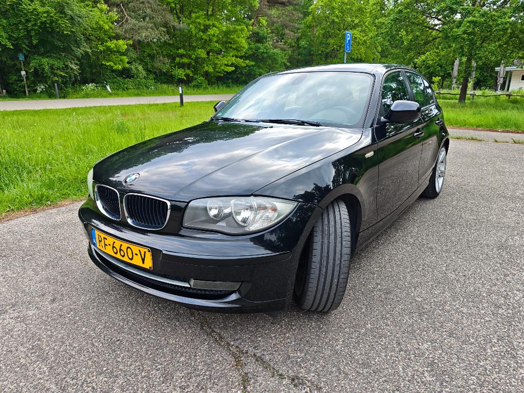 BMW 1-Serie 2.0 116i 5-deurs 2011 Zwart in prima staat!, Auto's, BMW, Particulier, 1-Serie, ABS, Airbags, Airconditioning, Automatische klimaatregeling