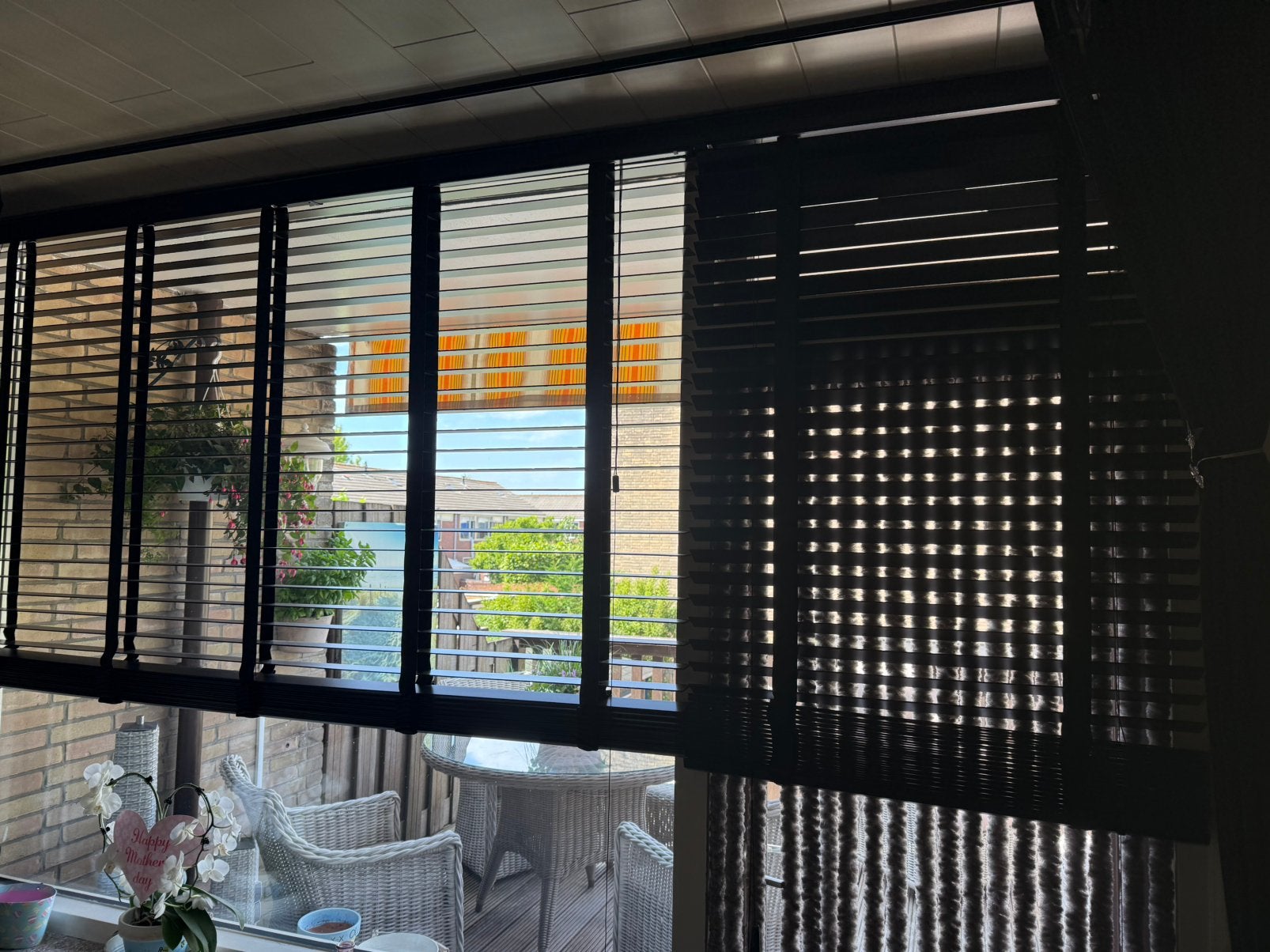 T.K  nieuwe houten zwarte luxaflex voor deur van Tuiss, Ophalen, Nieuw