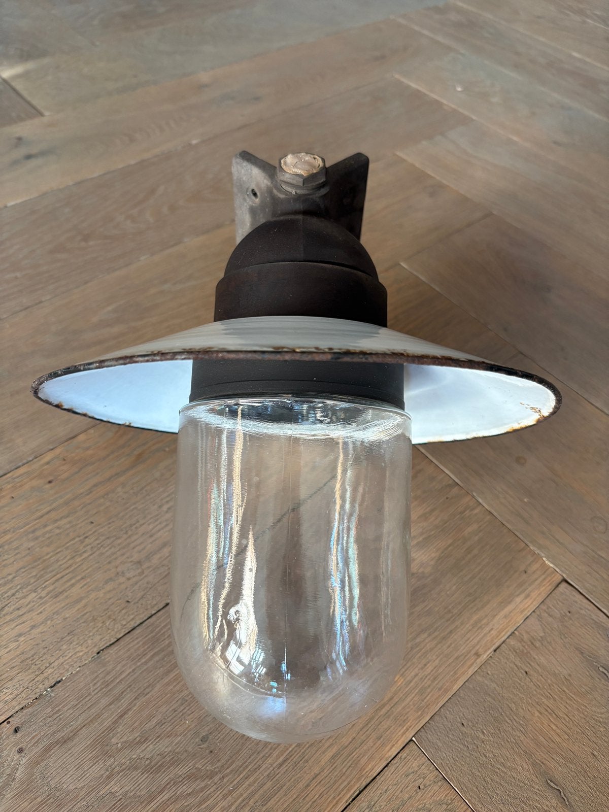 Hoek Stallamp met emaille kap, Gebruikt, Wandlamp, Ophalen of Verzenden, Netvoeding