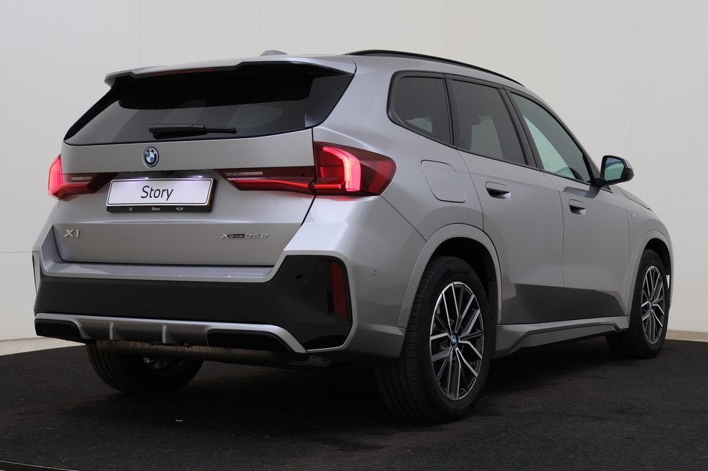 BMW X1 xDrive25e M Sport Automaat / Trekhaak / Sportstoelen, Auto's, BMW, Gebruikt, Bedrijf, Hybride Elektrisch/Benzine, 3 cilinders