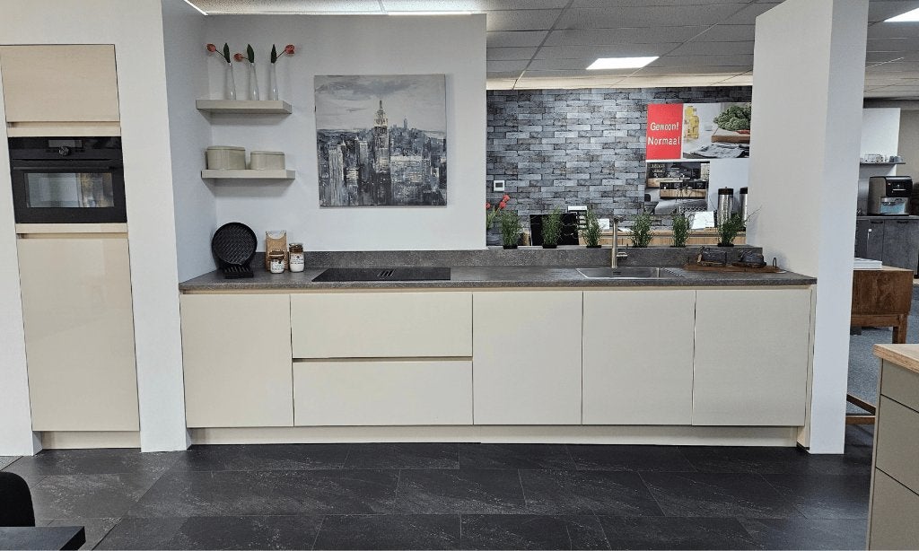 Showroomkeuken Magnolia hoogglans met AEG apparatuur, Huis en Inrichting, Overige kleuren, Overige typen, Nieuw, Werkstraße 3 32289 Rödinghausen Duitsland