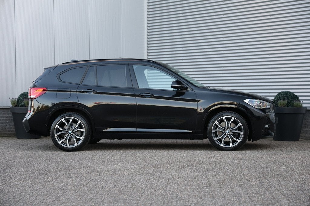 BMW X1 xDrive25e 220PK M-Sport Pano|Trekh|Memory|Stuurvw|HUD, Auto's, Gebruikt, Beige, Lichtsensor, Zwart
