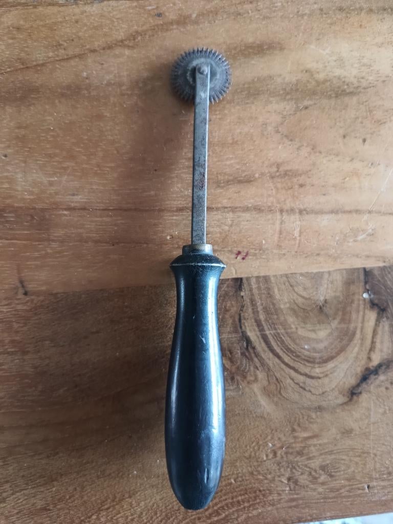 Oud radeerwiel vintage met houten handvat zwart, Ophalen of Verzenden