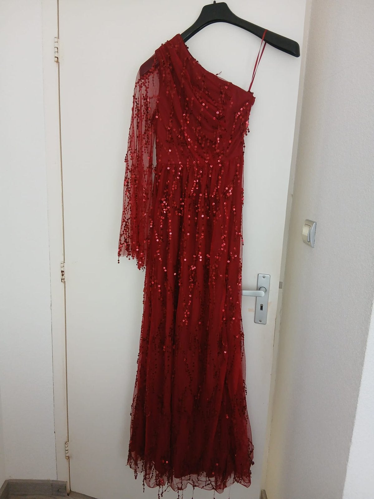 Prachtige rode off-shoulder glitterjurk !, Kleding | Dames, Ophalen, Zo goed als nieuw, Maat 36 (S), Rood