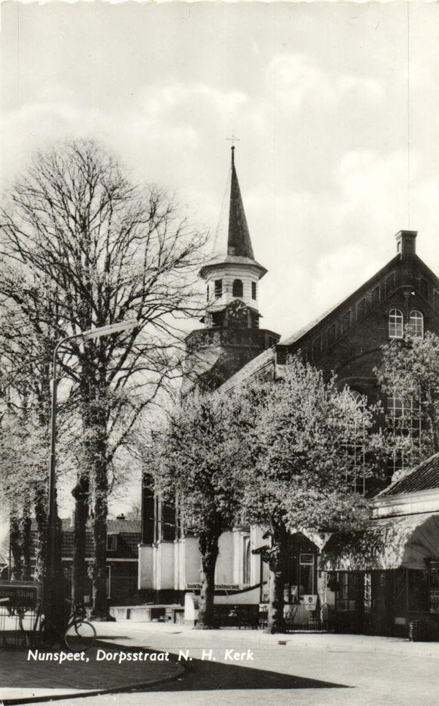 Nunspeet, Dorpsstraat N.H. Kerk - fiets - gelopen, Ophalen of Verzenden, 1960 tot 1980, Gelopen, Gelderland