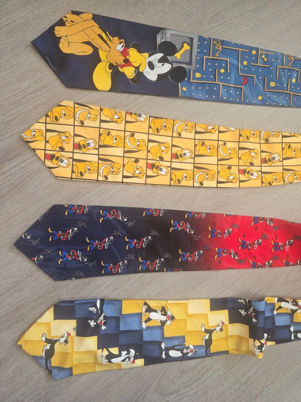 4x Disney stropdassen / party cravat tie, Ophalen, Zo goed als nieuw, Overige kleuren