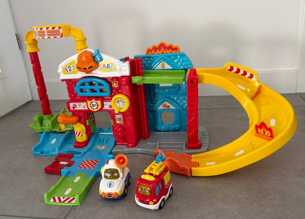 VTech Toet Toet Auto brandweerkazerne met twee auto’s, Ophalen, Gebruikt, 2 tot 4 jaar