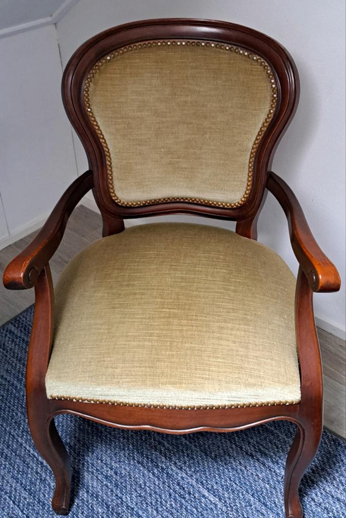 Antieke stoel met houten frame en gestoffeerde zitting, Ophalen