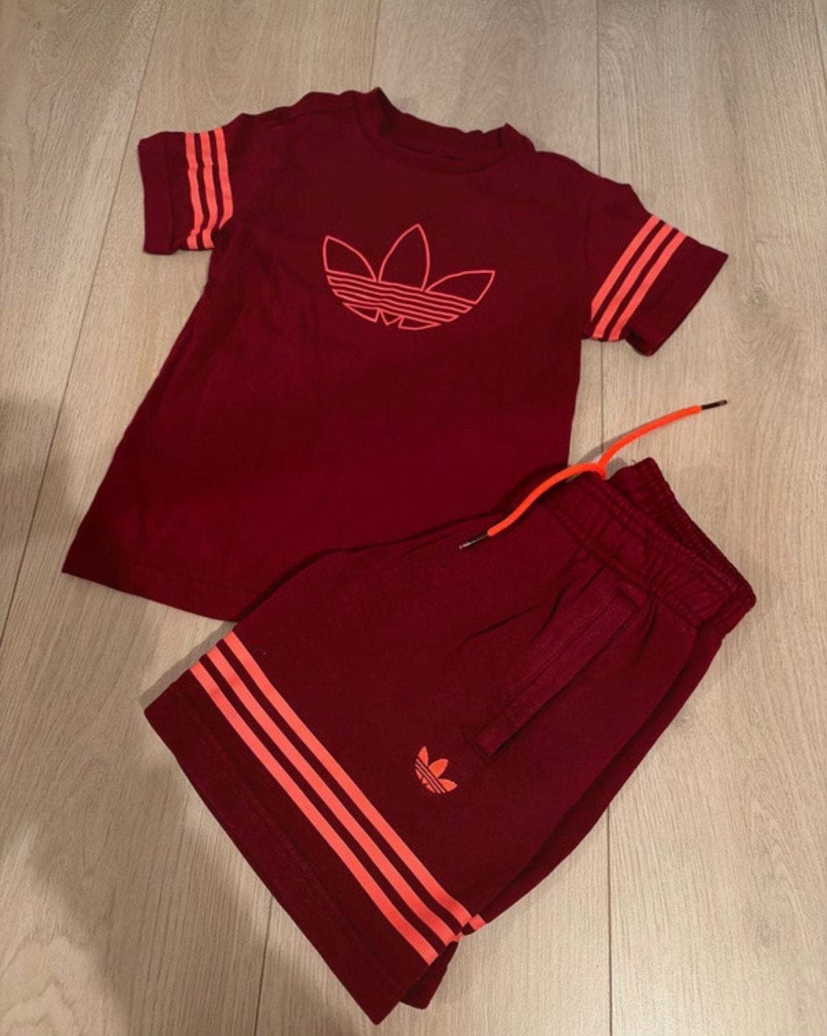 Adidas setje maat 104 - T-shirt en korte broek, Ophalen of Verzenden, Zo goed als nieuw