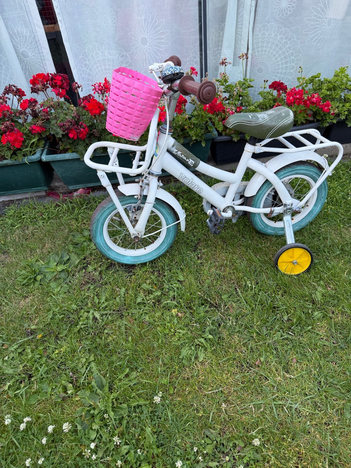Volare kinderfietsje met zijwieltjes en mandje, Terugtraprem, Zijwieltjes, Gebruikt, Ophalen of Verzenden