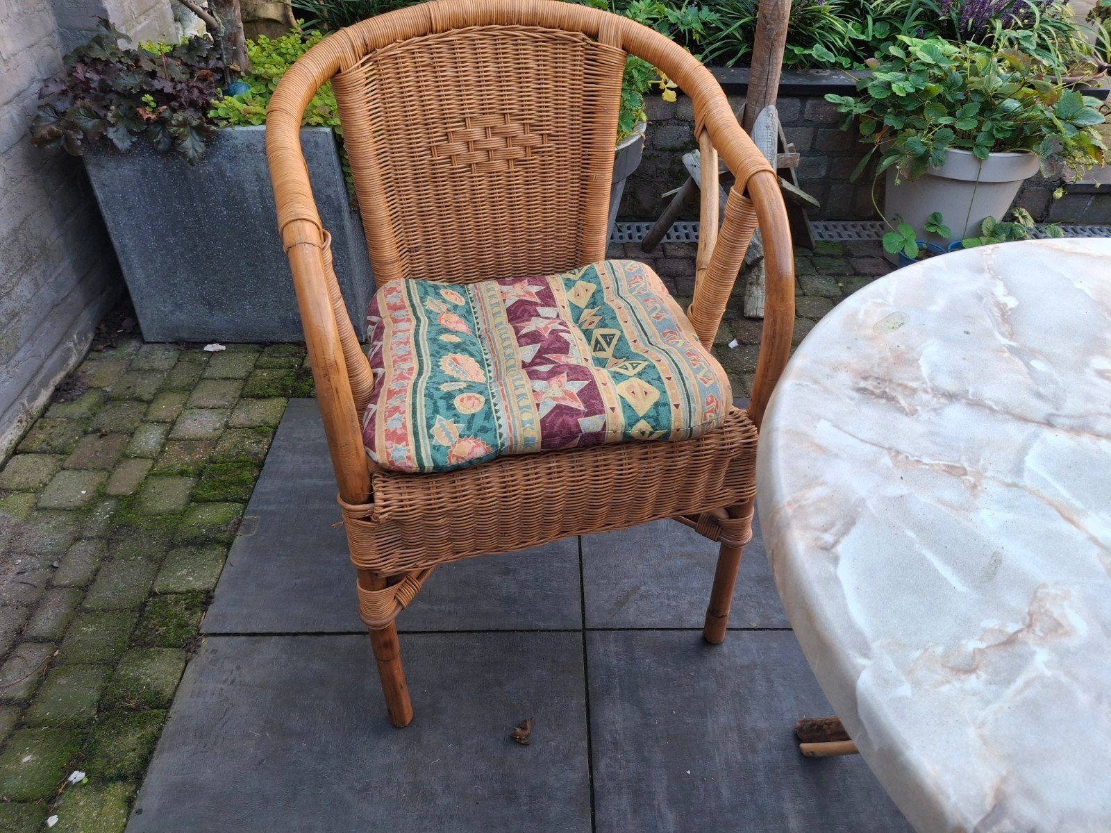 Tuinset: Ronde Tafel met 4 Rieten Stoelen en Kussens, Tuin en Terras, Ophalen, Zo goed als nieuw, Rond, Wicker