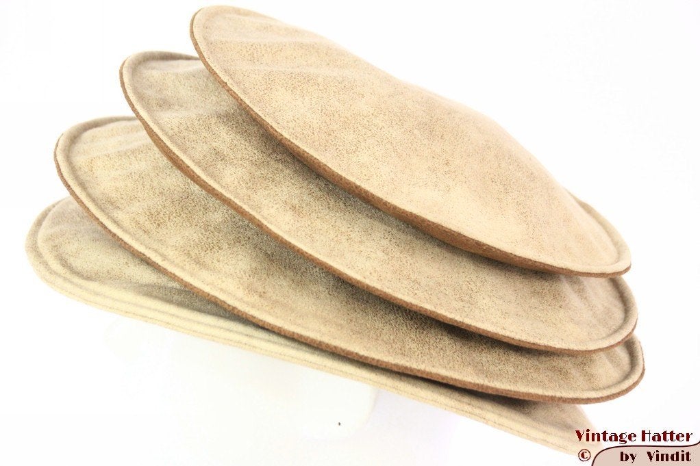 Dames Pagode-hoed The Madhatter gelig beige - caramel 54-57, Kleding | Dames, 56 of 57 cm (M, 7 of 7⅛ inch), Hoed, Nieuw, Ophalen of Verzenden