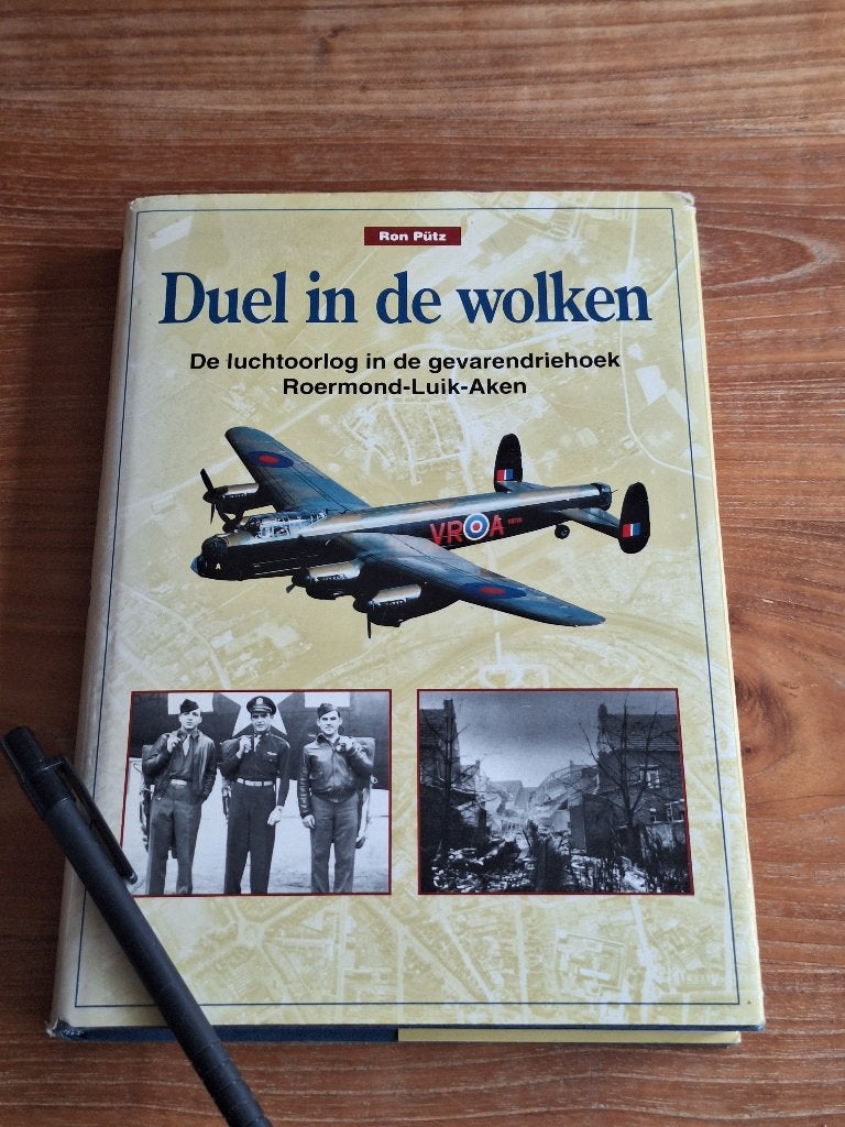 Duel in de wolken luchtoorlog in  gevarendriehoek Roermond, Boeken, Ophalen of Verzenden, Tweede Wereldoorlog, Gelezen, Overige onderwerpen