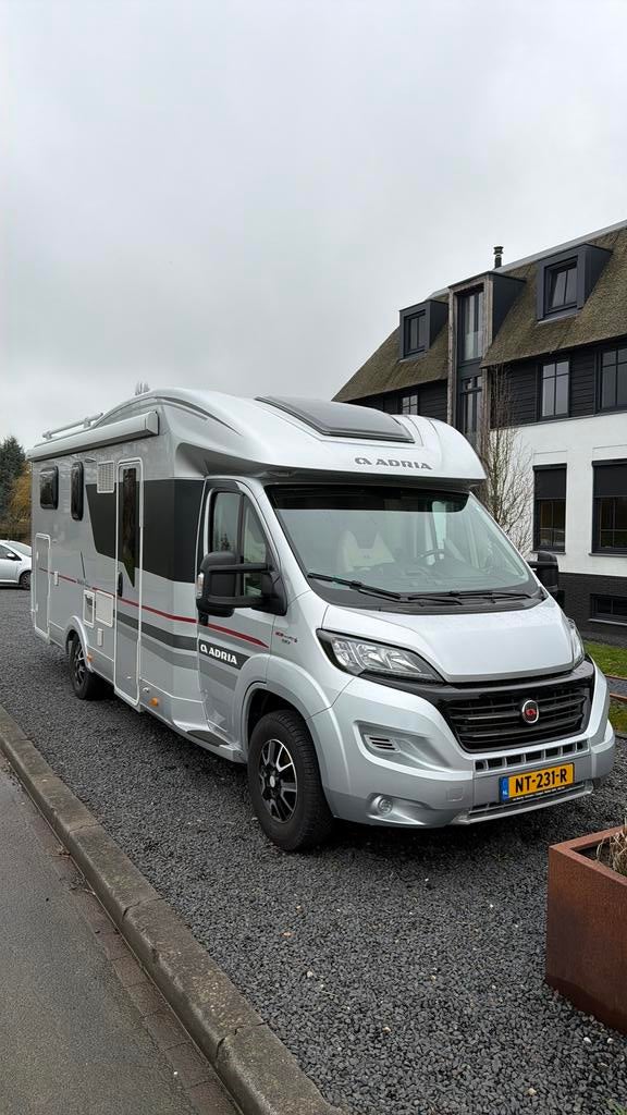 Adria Matrix 670 SL Platinum Automaat. Zeer compleet en luxe, Caravans en Kamperen, Campers, Automaat, Ringverwarming, Fiat, 7 tot 8 meter