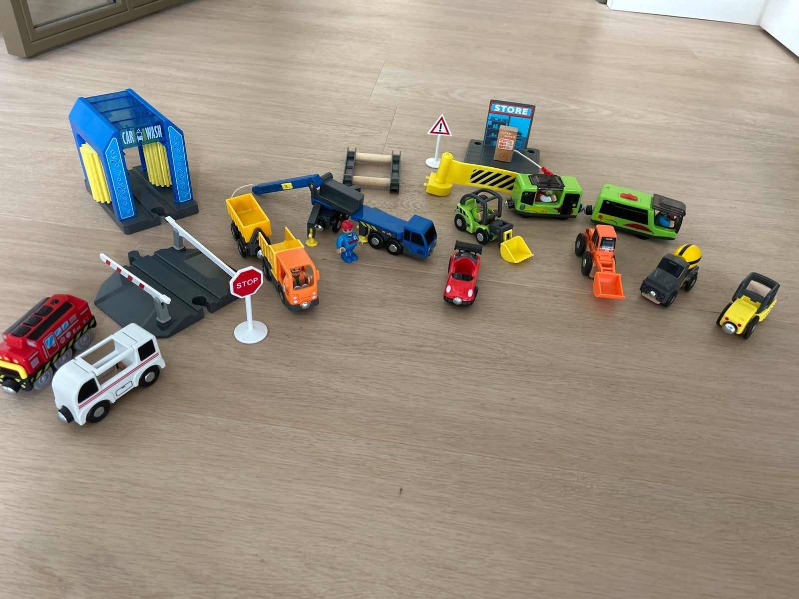 Grote set speelgoedvoertuigen en wegdelen/spoor, Ophalen, Gebruikt