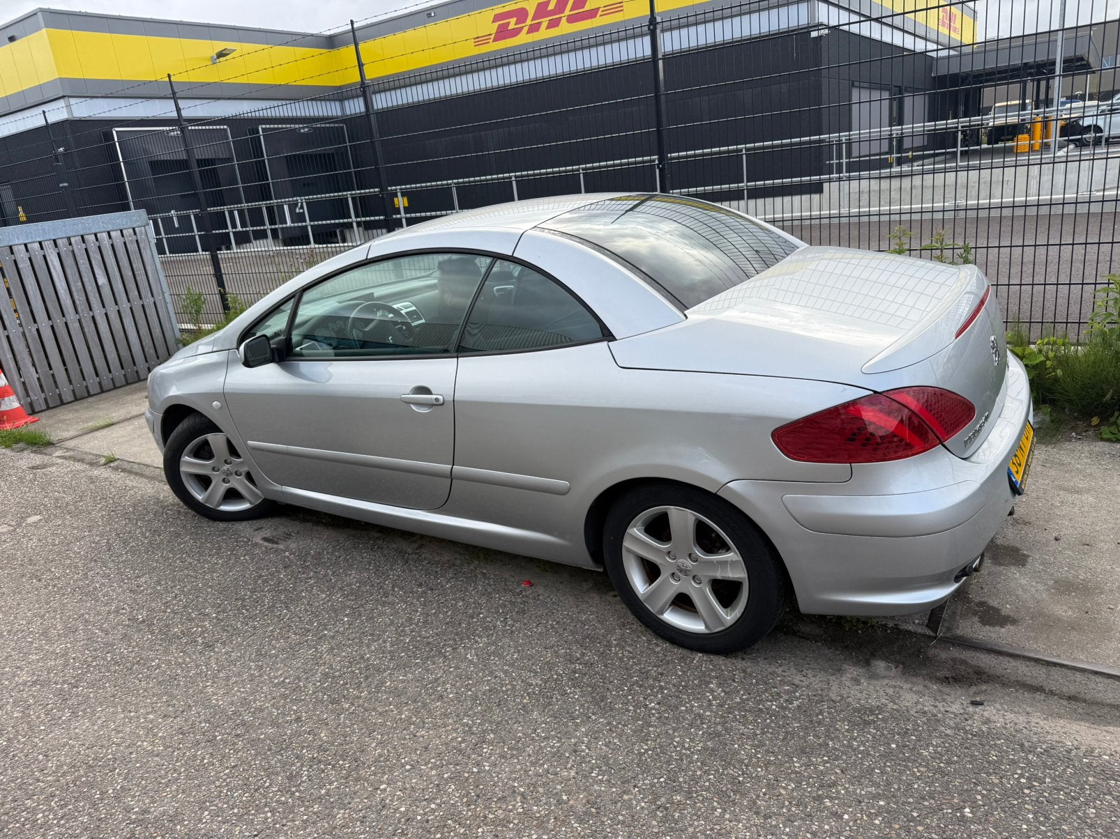 Cabrio Peugeot 307 1.6 16V CC silver, Auto's, Peugeot, 730 kg, Zwart, 4 cilinders, Cabriolet