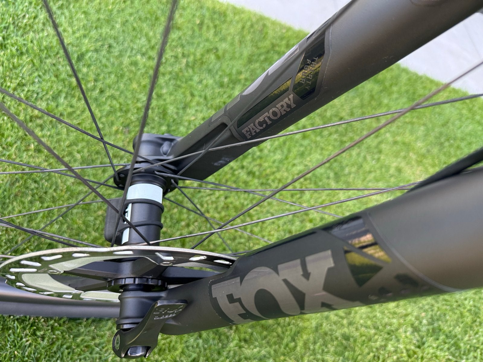 Foto 18 van Orbea Oiz M-Pro Full Carbon Mountainbike - Zo goed als nieuw