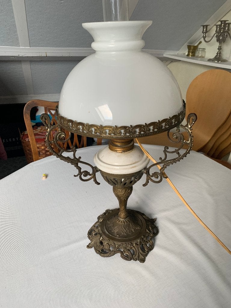 Antieke olielamp met melkglazen kap, Antiek en Kunst, Ophalen of Verzenden