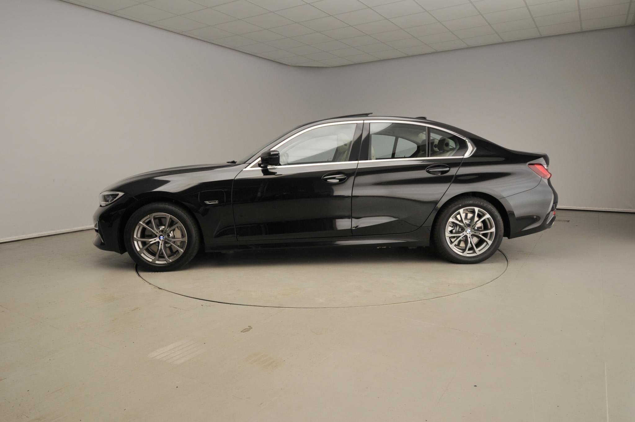 BMW 3 Serie Sedan 330e | Laserlicht | Leder | HUD | Sportsto, Auto's, Achterwielaandrijving, Gebruikt, Euro 6, 4 cilinders