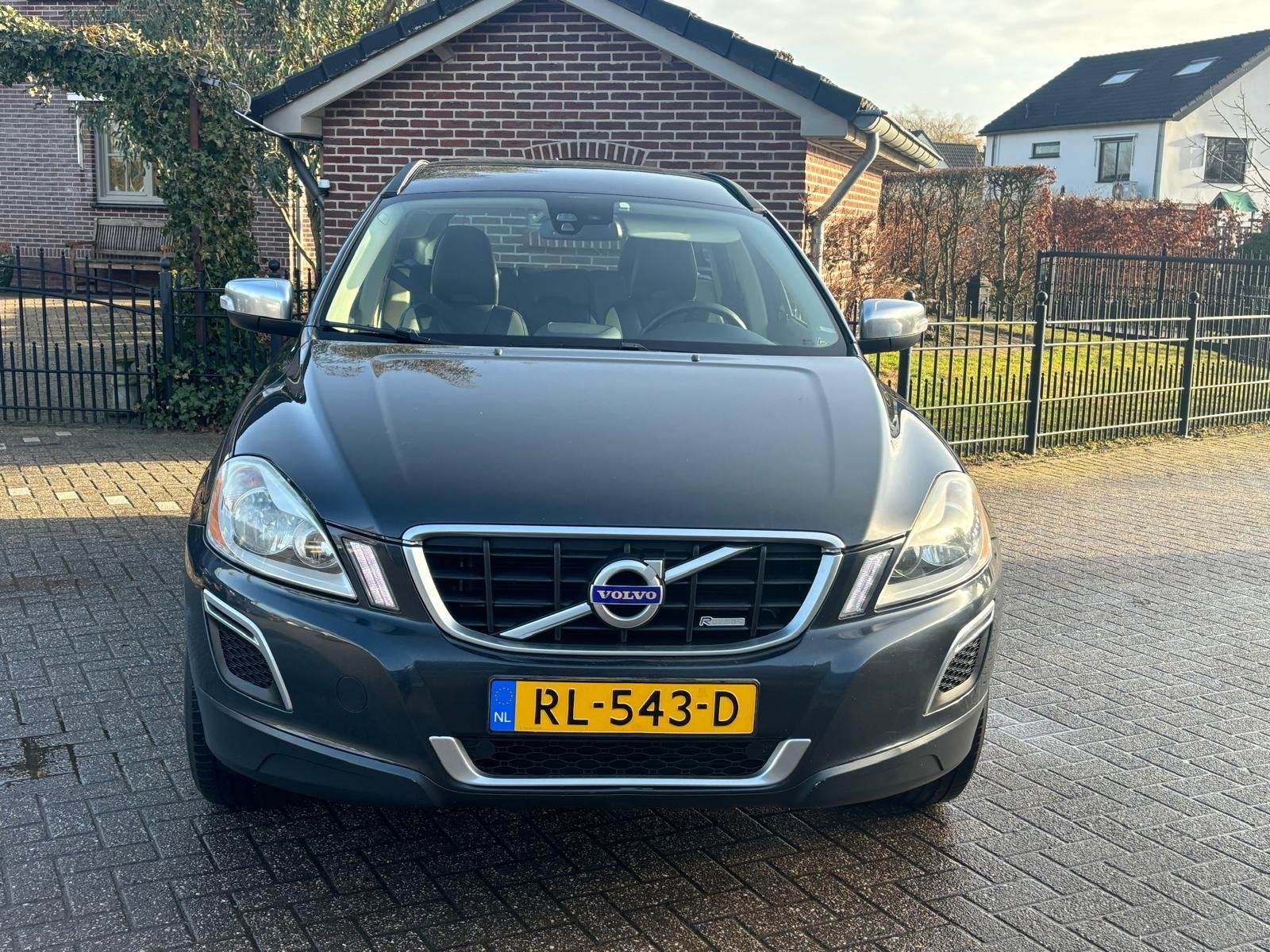 Volvo XC60 2.4D R-Design, Auto's, Volvo, Euro 5, Stof, Zwart, Zwart