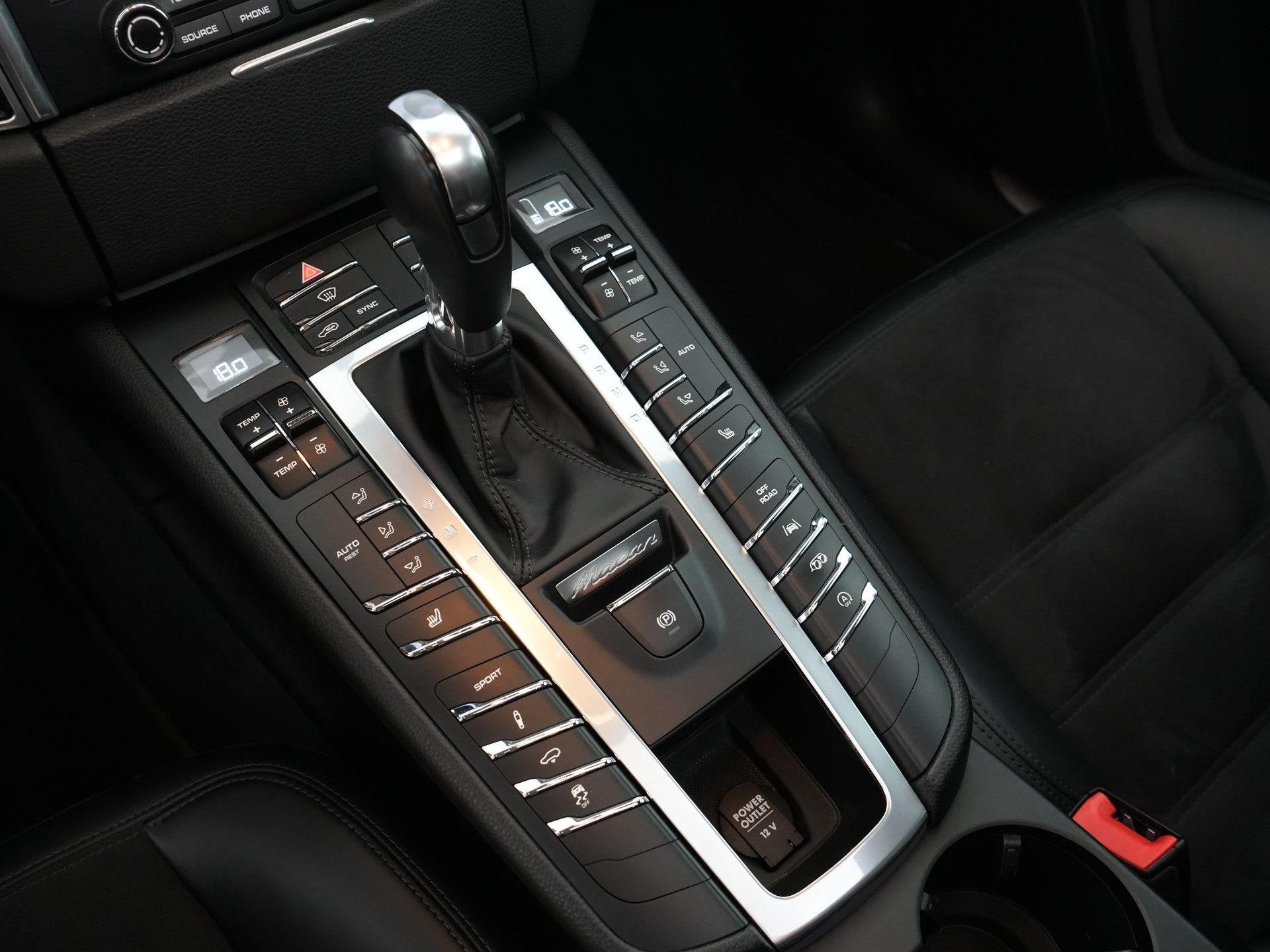 Foto 16 van Porsche Macan 3.0 GTS |panoramadak|luchtvering|PASM|sportuit