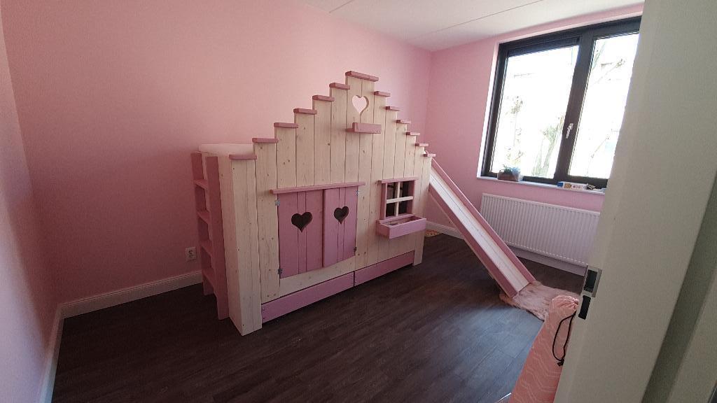 Huisjes bed met glijbaan, Kinderen en Baby's, Kinderkamer | Bedden, Ophalen, 85 tot 100 cm, Zo goed als nieuw, Hoogslaper of Stapelbed