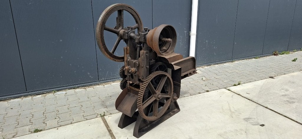 Orginele tabaksnijmachine van het DOUWE Egberts museum, Ophalen