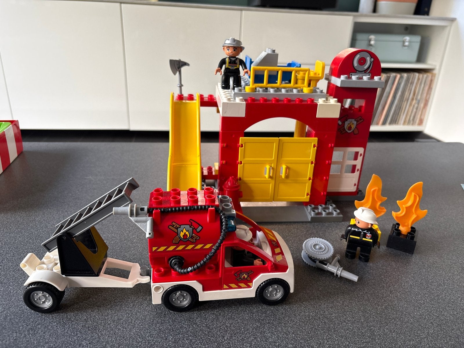 LEGO Duplo Brandweerkazerne met brandweerwagen, Ophalen of Verzenden, Zo goed als nieuw