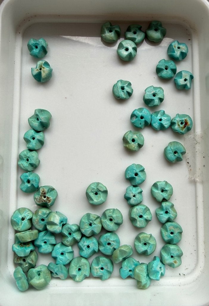 48 stuks turquoise houten bloemetjes 8 mm handgemaakt, Ophalen of Verzenden, Nieuw, Kraal