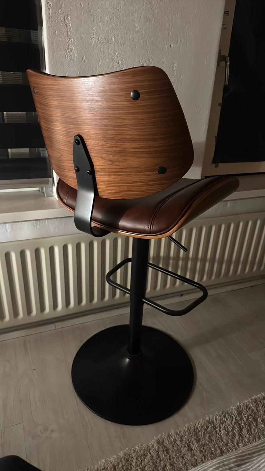 Barkrukken 2x walnoot cognac bruin kleur, 2 krukken, Ophalen, Zo goed als nieuw, 60 tot 90 cm