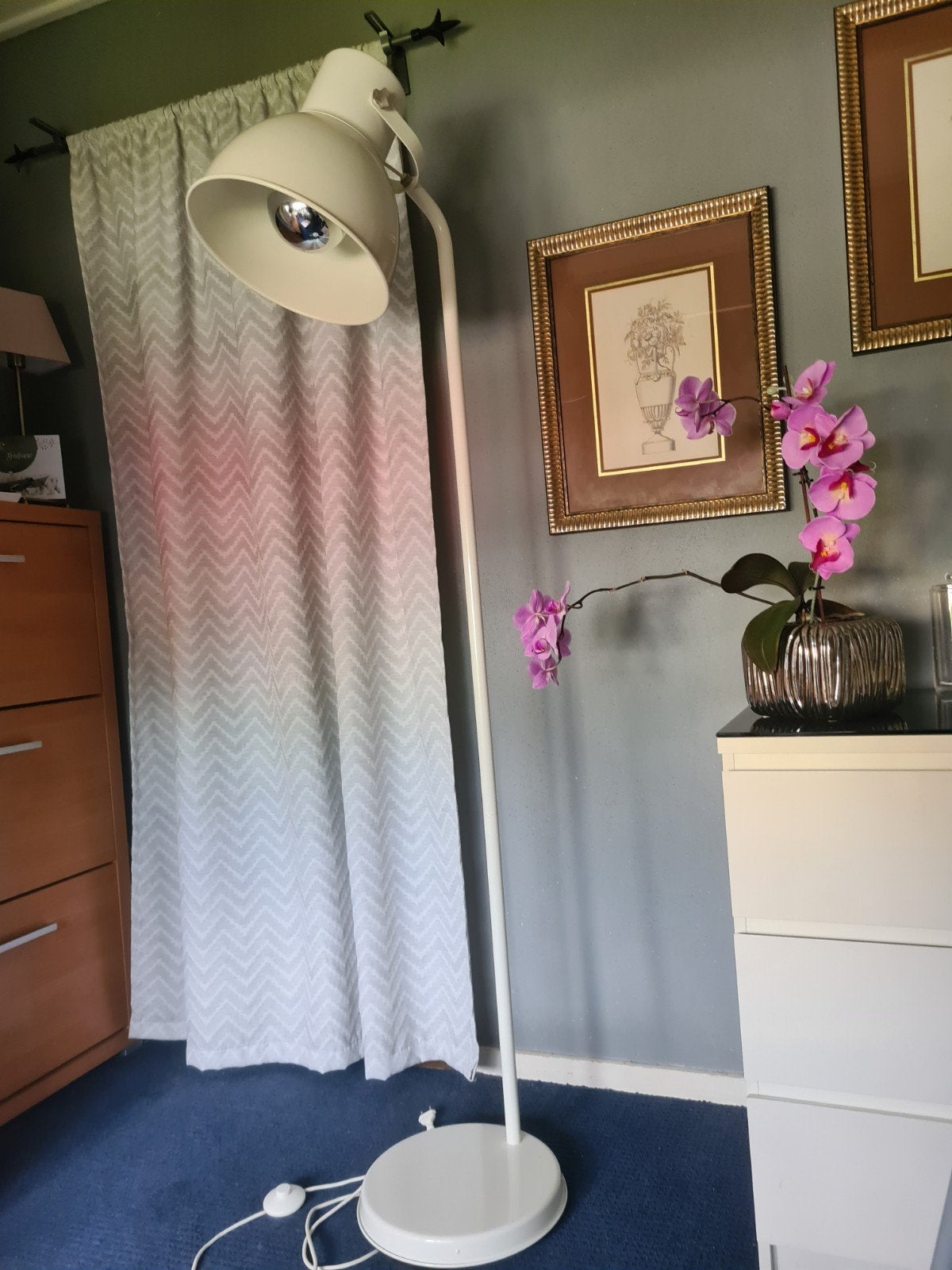 Ikea staande vloerlamp - wit, modern design incl lamp, Huis en Inrichting, Lampen | Vloerlampen, Ophalen, Zo goed als nieuw, Metaal