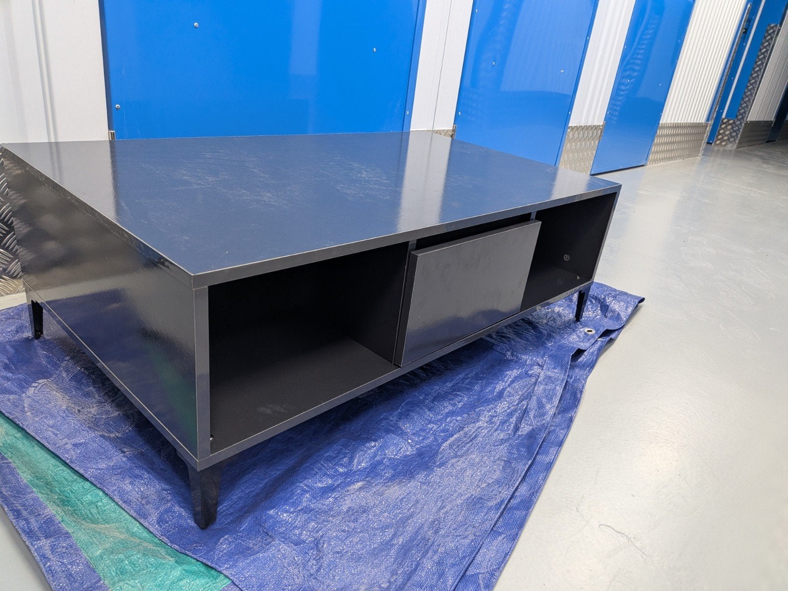 GRATIS donkergrijze salontafel/tv-meubel, Ophalen, Gebruikt, 100 tot 150 cm, Minder dan 100 cm